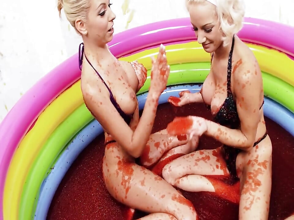 Coños De Piscina - Escena 3_two Delgadas Lesbianas Rubias En Bikini Se Corren En La Piscina De Gelatinosa
