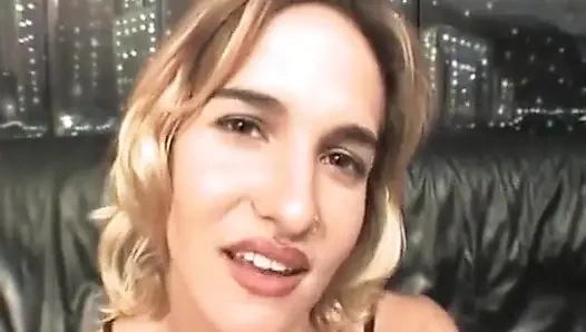 Крошка-блондинка глубоко заглатывает большой член, чтобы закончить на лицо