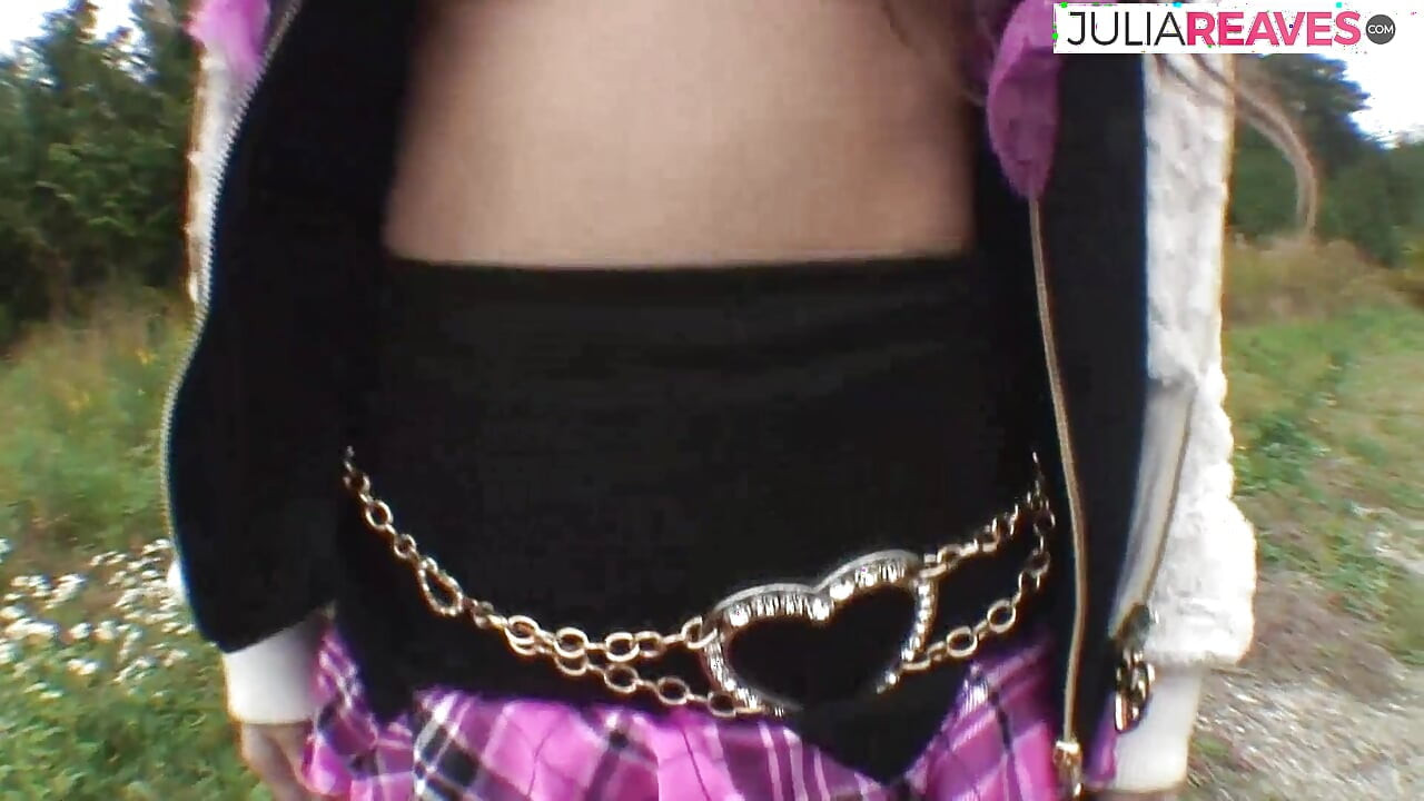 Cagna succhia un cazzo enorme poi ottiene una dura scopata sulla figa pelosa