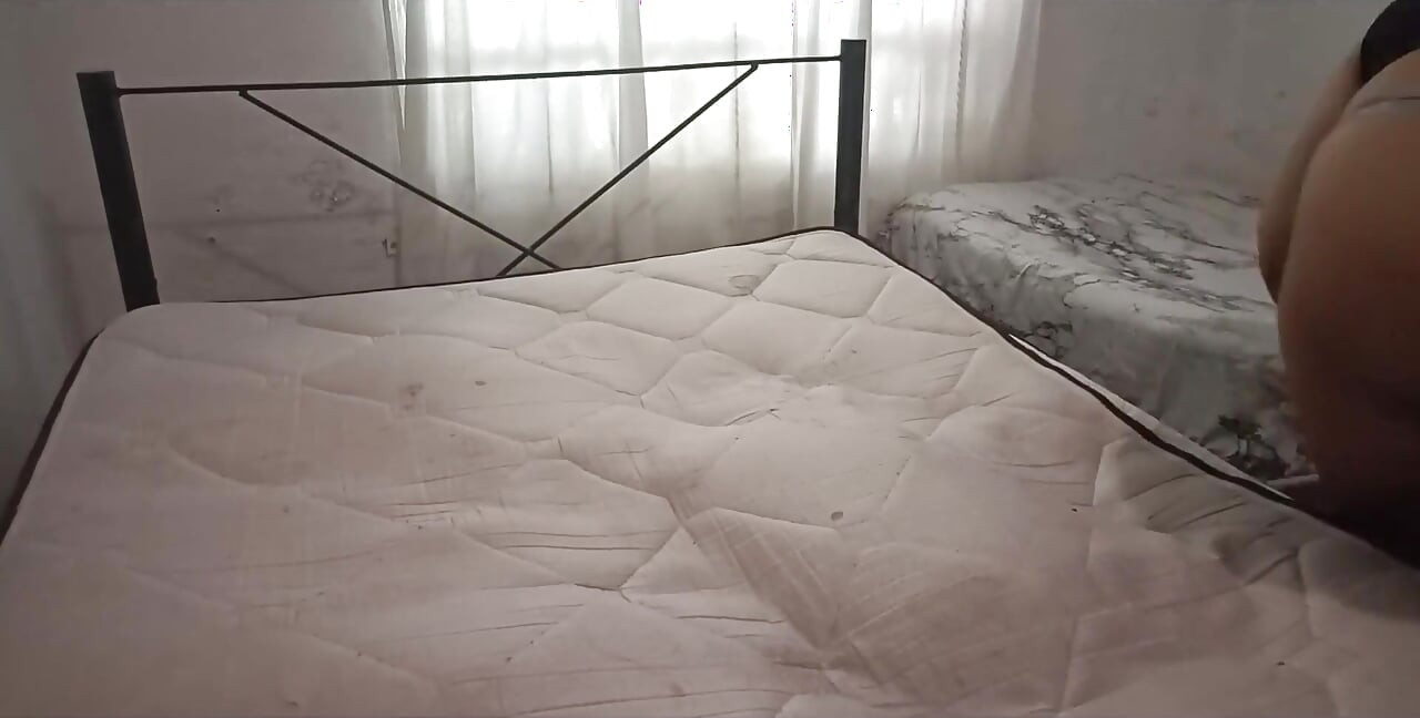 Seksowna macocha czyści sypialnię w stringach i filmuje się dla pasierba