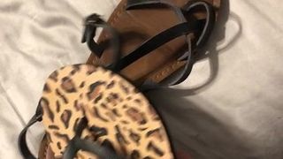 Sperma på flickvän leopard flipflop sandaler