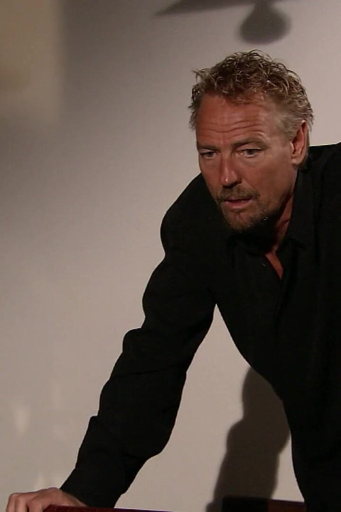 Seksi brineta u dubokom analnom i dvostrukom prodiranju u trojci