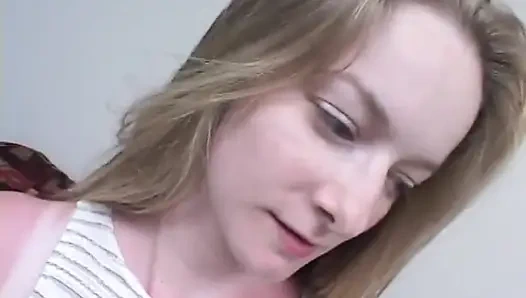 Cewek sange ini lagi asik ngentot memek sempitnya sambil dientot habis-habisan