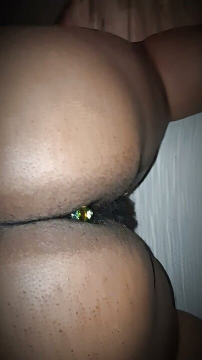 DE MAAGDENAARS VAN MIJN EVANGELISCHE VRIENDIN OPENEN MET DE BUTT PLUG