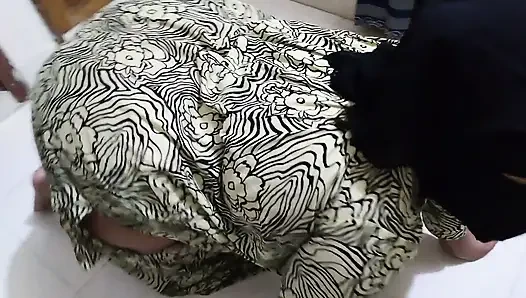 Meine schöne schwiegermutter steckt unter dem bett fest Und dann gebe ich ihrem dicken arsch einen groben fick