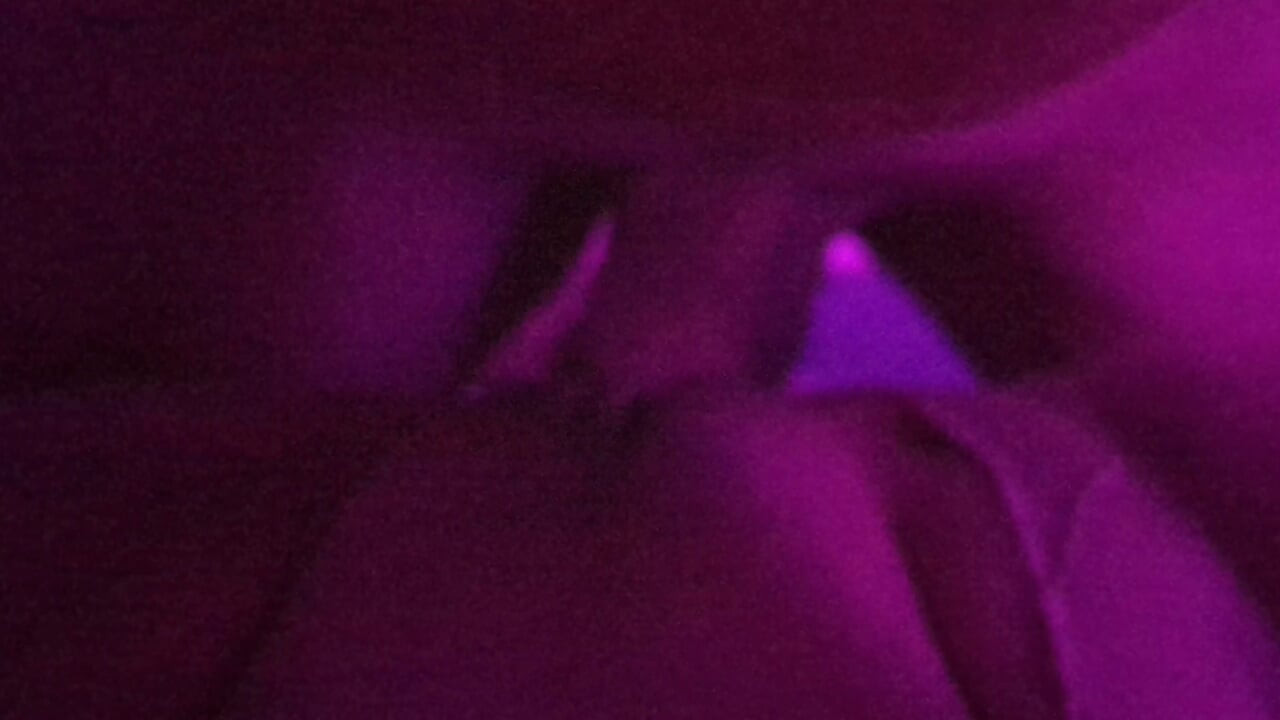 Babe nylon bersepatu hak tinggi squirt dan di-fuck oleh kontol besar