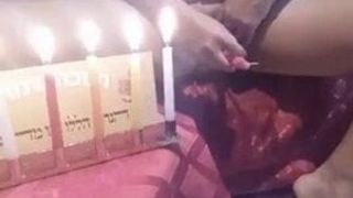 Первая мама мастурбирует свечой Hankkah