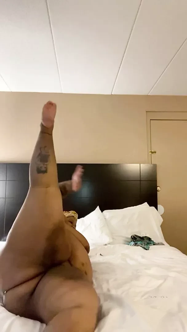 Bouncing ass while her friend gets gutted