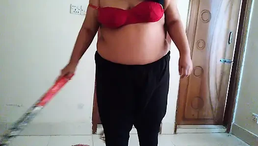 19-jährige sexy bBW zimmermädchen zieht ihren bh aus und nippel zeigen, während sie das zimmer fegt