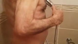 Grande cazzo nonno sotto la doccia