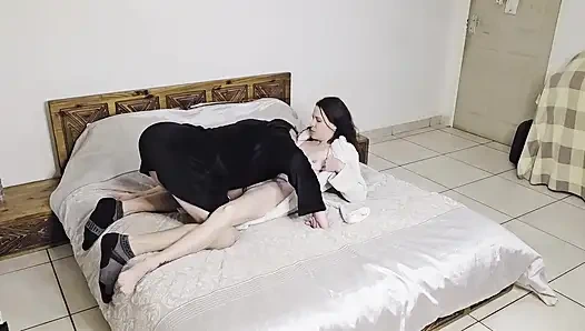 Minyon orta yaşlı seksi kadın öpülüyor, sikiliyor, derinden sikiliyor ve dölleniyor!