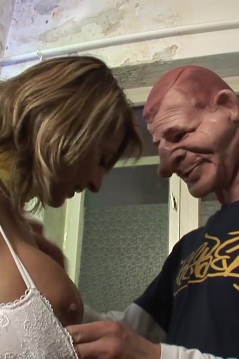 Deepthroat och anal bang för en sexig brud