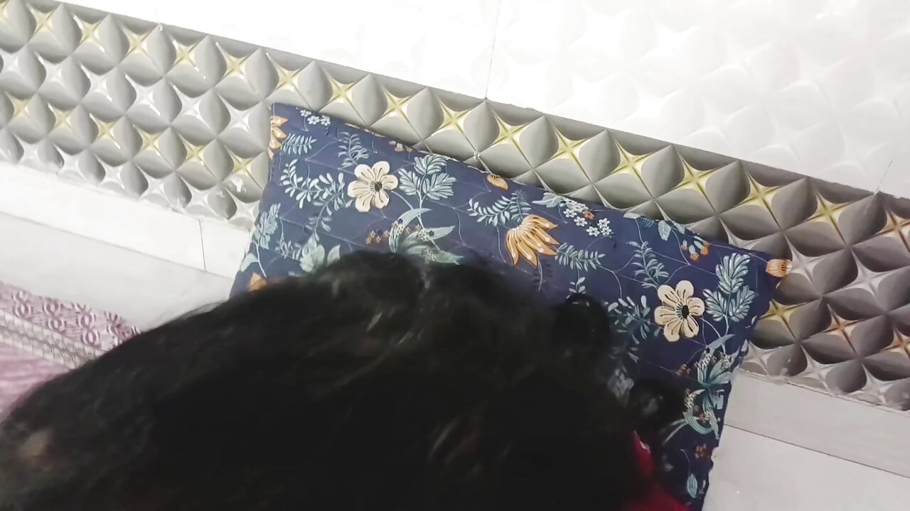 Desi przyrodnia siostra przychodzi do domu przyrodniego brata na tajną zabawę