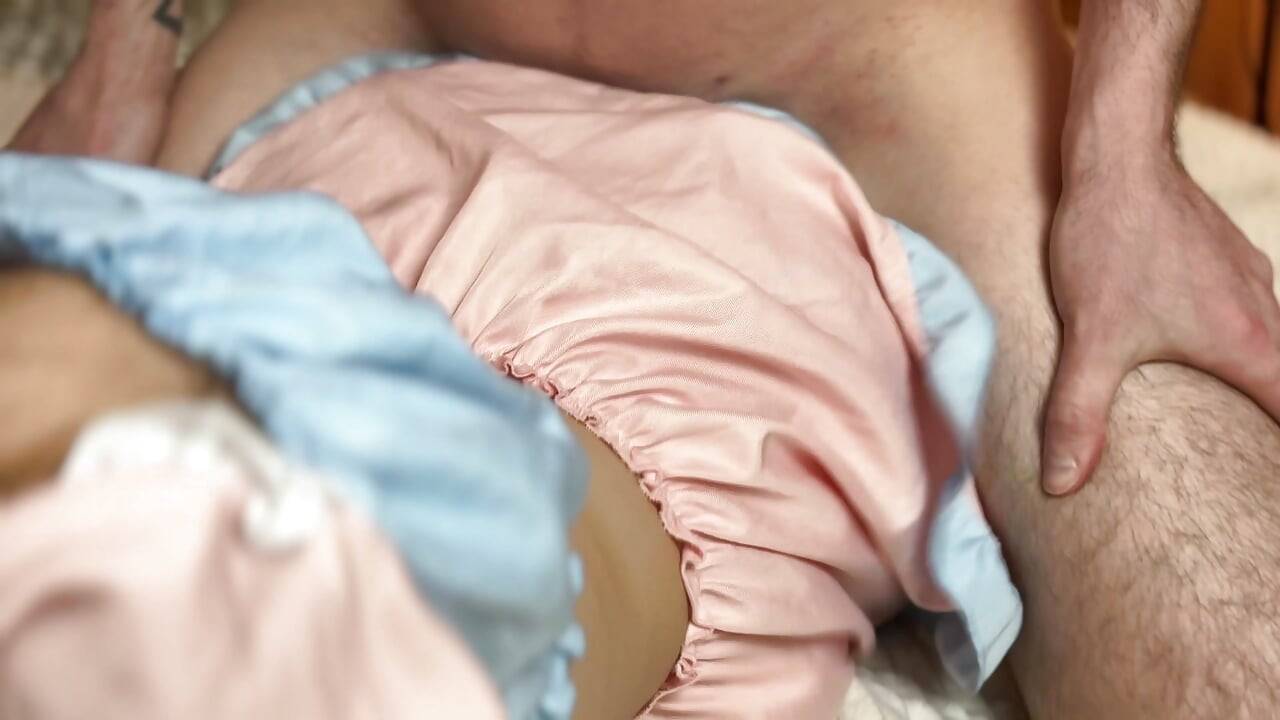 Російська сучка з рожевою пиздою зрадила своєму хлопцеві з сусідом.