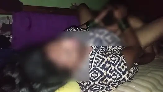 Hintli karım yatağa girmeme bile izin vermiyor. Seksi Hintli köylü evli kadının amını yalıyorum
