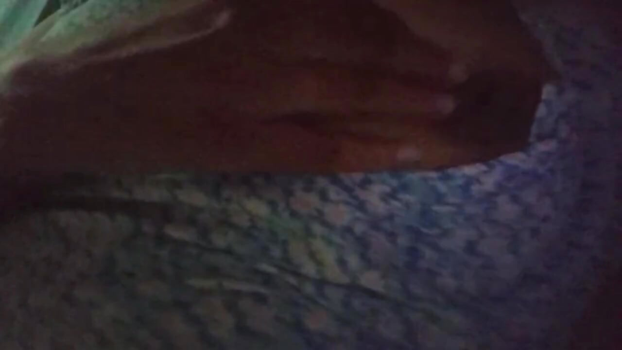 Une demi-sœur sexy à gros nichons se fait baiser brutalement par le gode de son demi-frère