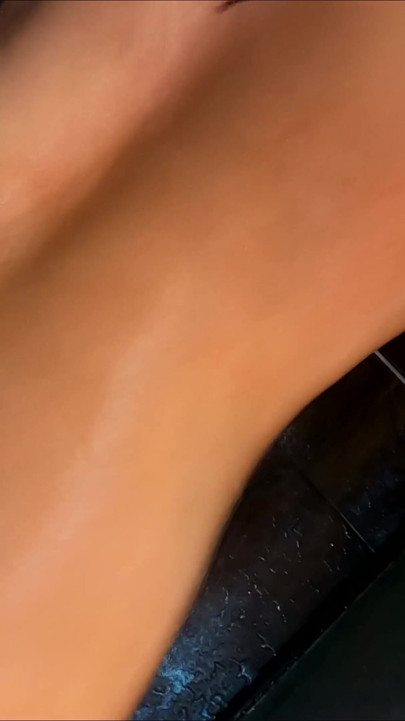 Linda garota chupa e fode áspero no chuveiro