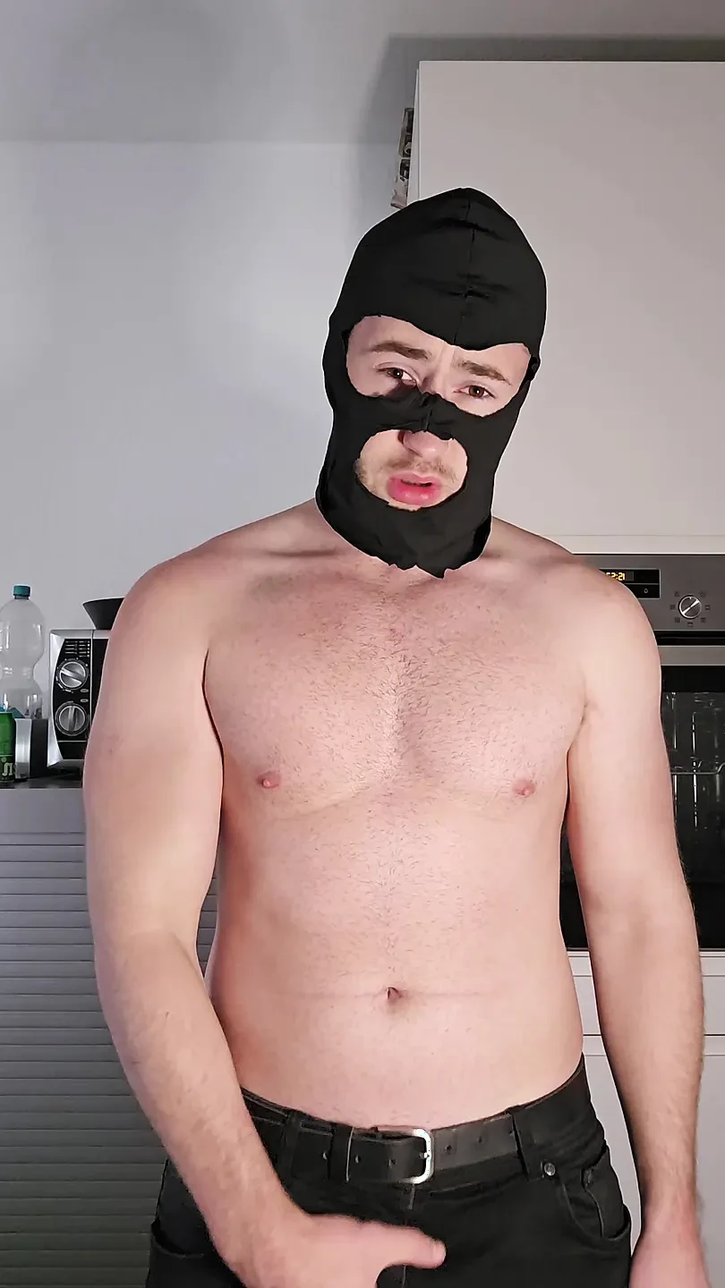 Une dominatrice gay masquée taquine à poil son fantôme dans la cuisine