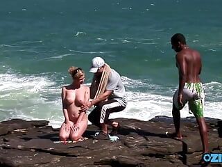 Une blonde à forte poitrine invite des inconnus à la fourrer brutalement au bord de la mer