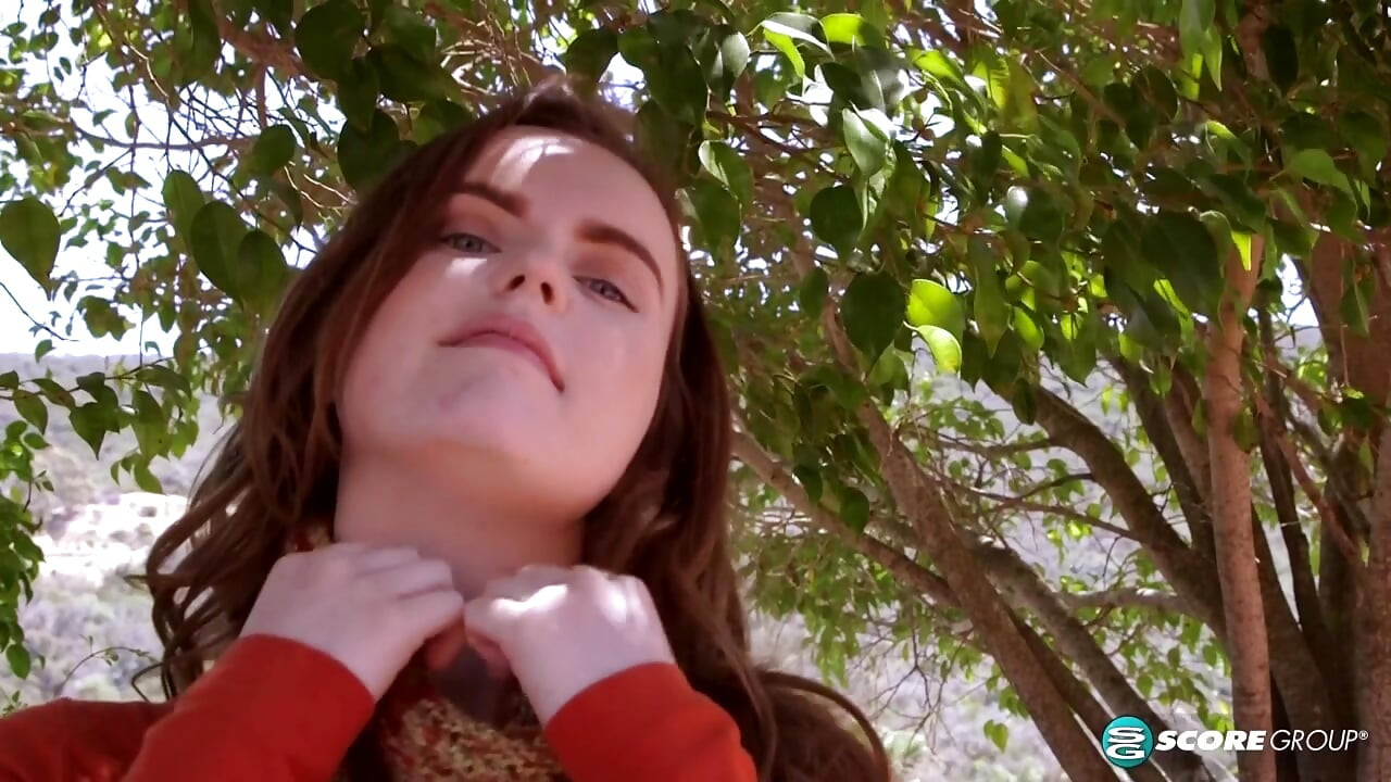 Obla river fox se zagreva vrelom sesijom masturbacije