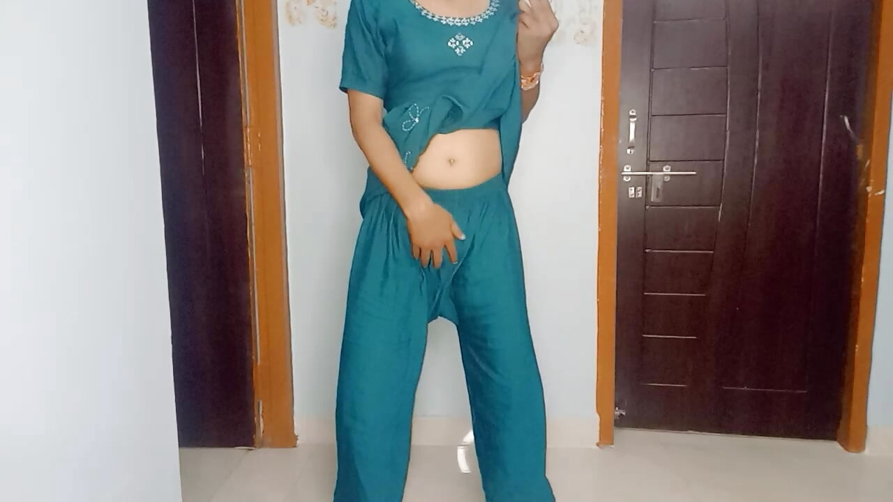 Desi mummy ki pahni huwi dress ko pahan ke maje kiye