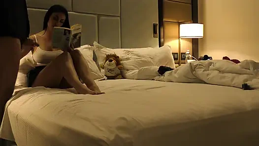 Kısa üniformalı etekli büyük memeli büyük götlü ateşli esmer bebek yarağı azdırarak inanılmaz yavaş mastürbasyon yapıyor