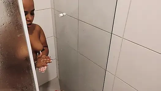 Ayah mandi bersama dengan kurcaci kecil