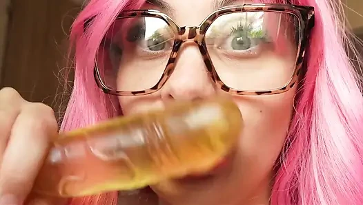 Küçük yarağını emip sıvazlarken aptal yüzler yapıyorum ahegao yüzlerini çekmemi ve komik ifadeler yapmamı izliyorum