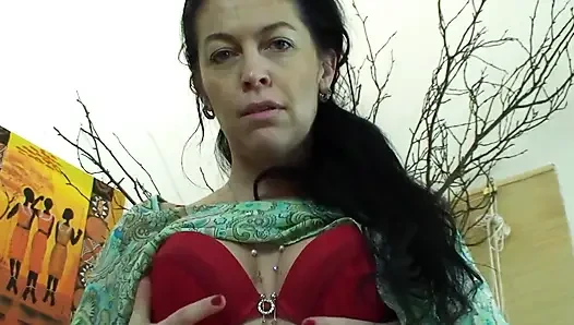 Зрелая брюнетка на красных каблуках принимает этого счастливого чувака в ее бритую пизду