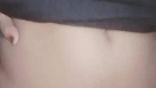 Kuzeninin evinde oyna. Verme hediyesi verilen bir adam