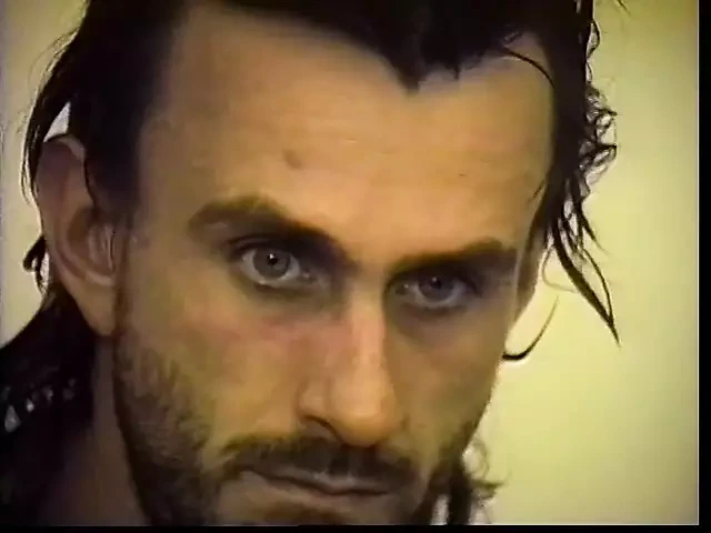 漂亮的男人，留着长发和健美的身体，吮吸他光着胸部的朋友