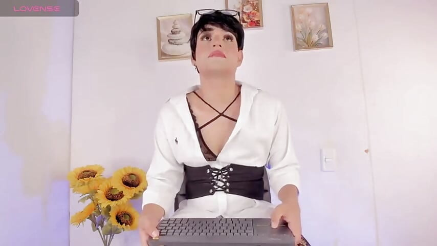 Sød Femboy Ken onanerer og hopper fed røv på hård pik alene derhjemme