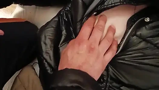 Фетиш в пуховике - играю и кончаю на ее блестящую пухлую куртку