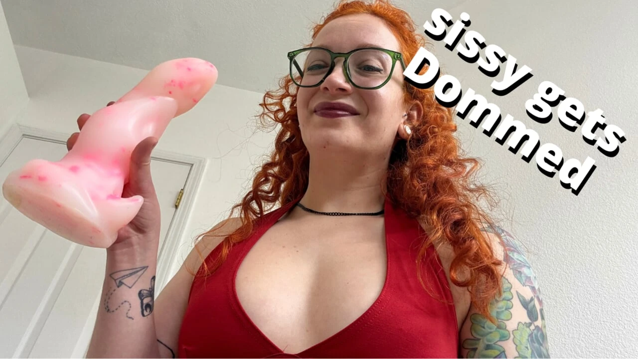 Mitbewohnerin erwischt dich beim crossdressing und macht dich zu ihrer schlampe - vollständiges video auf Veggiebabyy Manyvids