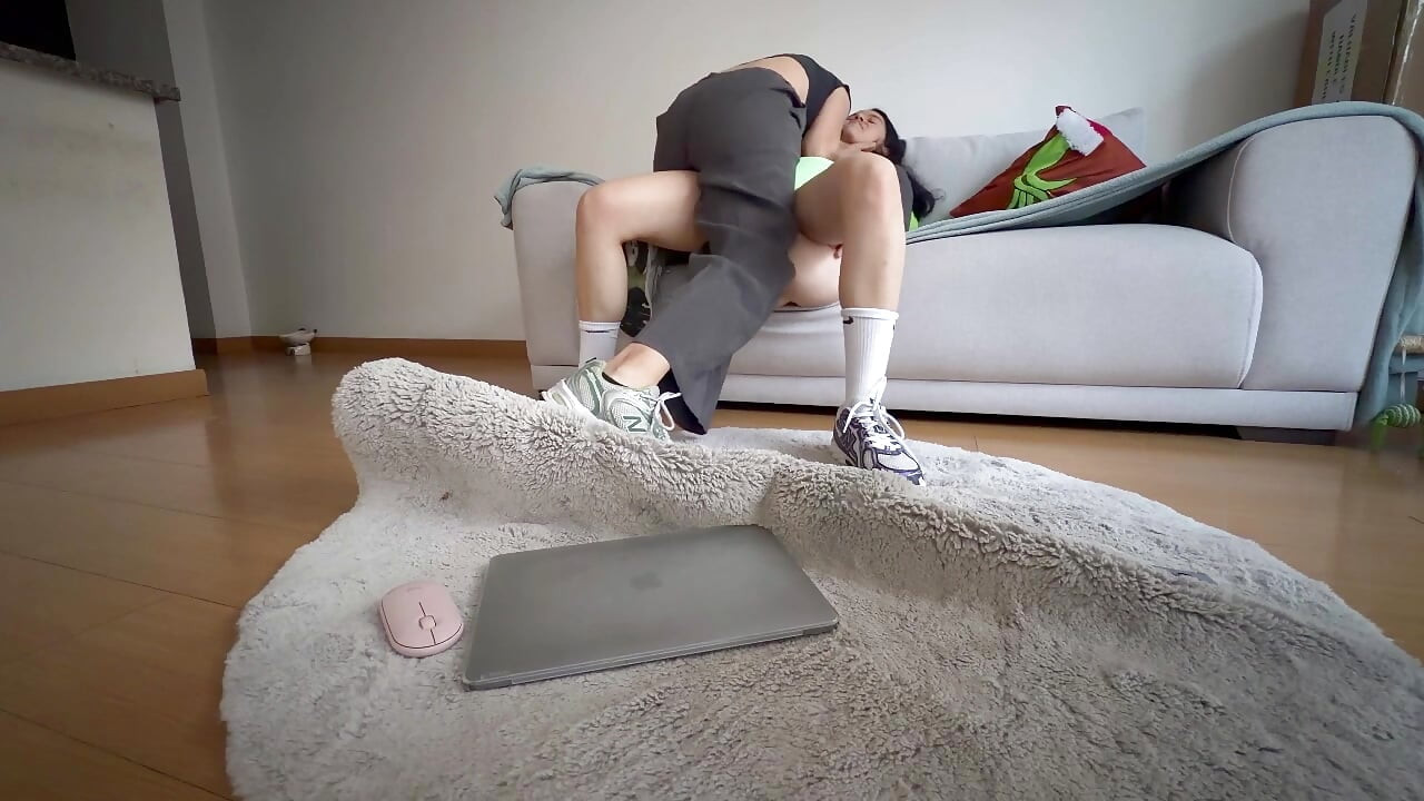 השכנה מלמדת אותי איך להתנהג כמו לסבית