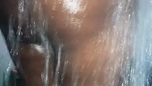 Bhabi pantat besar desi mandi benar-benar telanjang