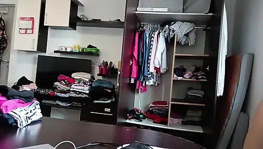 Wanita amatir bersenang-senang mencoba pakaian dan memotongnya