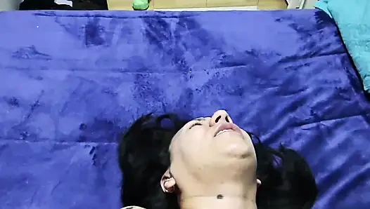 Aku lagi asik jilat tetanggaku yang baru dicukur