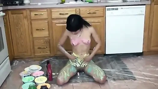 Gadis latina muda yang cantik suka menggosok payudaranya yang panas dengan cat