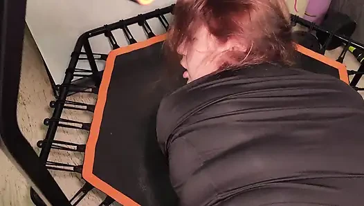 Ibu tiri gemuk dengan legging ketat di trampolin dientot habis-habisan sama kontol besar sampai dicrot di dalam