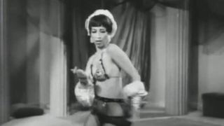 Une danseuse du ventre sexy fait de son mieux (vintage des années 50)