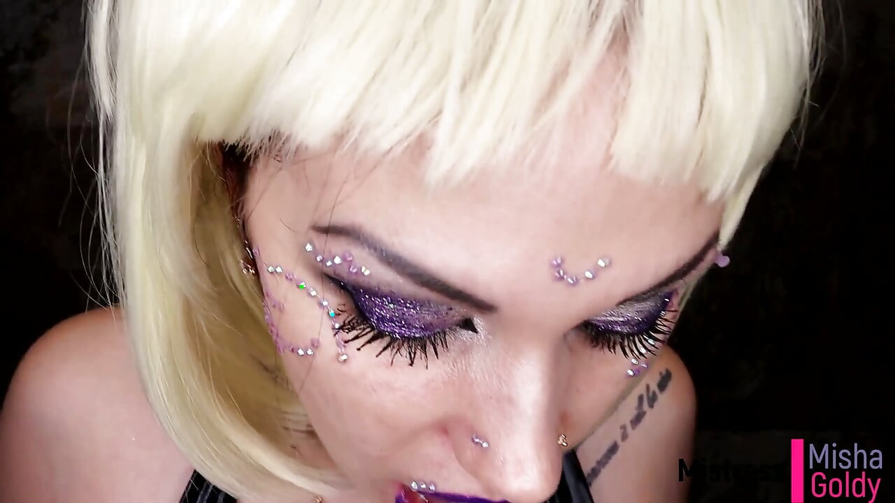 Giantess ślini się i orgazm przed zjedzeniem cię żywcem