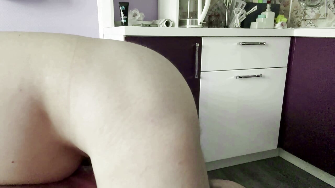 La femme jalouse a engagé une nounou masculine, et le mari l’a baisé dans la bouche. La femme a divulgué l’enregistrement à la chaîne