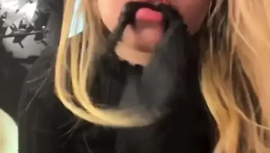 Jucielussie isst öffentlich hosen, einkaufen