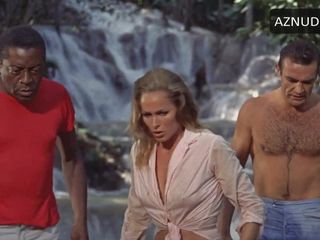 Ursula andress穿着1962年的白色内裤