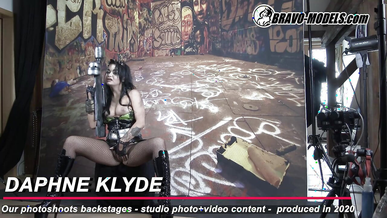 Backstage-kuvaus Daphne Klyde - Aikuinen