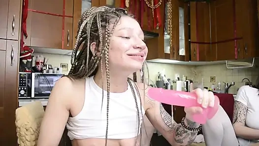 diese schlampe liebt es, lang und tief zu lutschen und wird nicht einmal müde