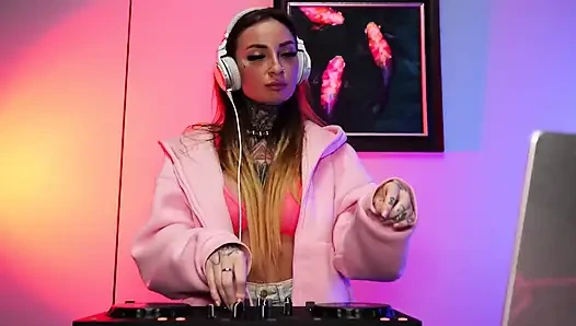 Pesta setelah itu lepas kendali dan dia meniduri DJ tepat di klub