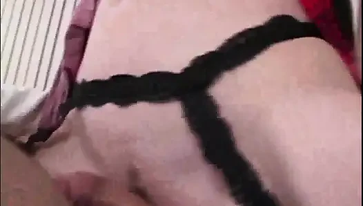 Angie si cewek hot rambut merah lagi asik ngocok kontol