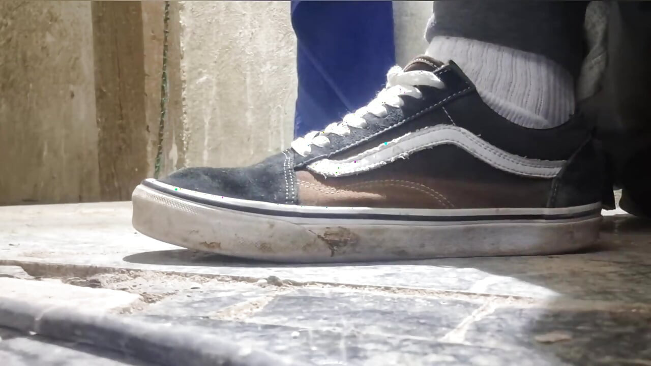 Tôi đang khoe đôi giày vans của mình, một bộ sưu tập những thứ hay nhất với xe tải